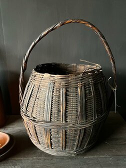 Old Bamboo basket Aura Peeperkorn 