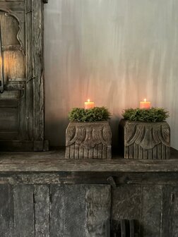 Oude houten poer| oude houten kaarshouder met snijwerk Luksa A linker (afhalen)