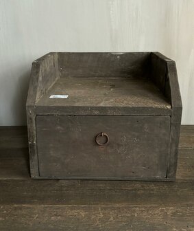 Old Farm box met lade Aura Peeperkorn 