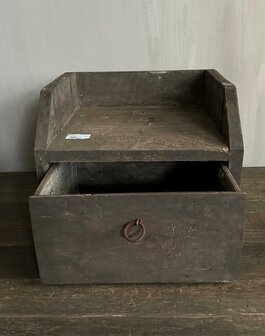 Old Farm box met lade Aura Peeperkorn 