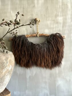 Schapenvacht aan stok | Vacht wandhanger aan stok bruin