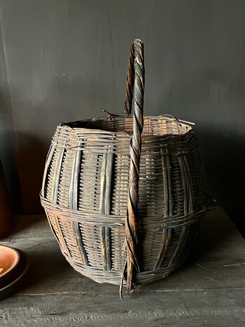 Old Bamboo basket Aura Peeperkorn 