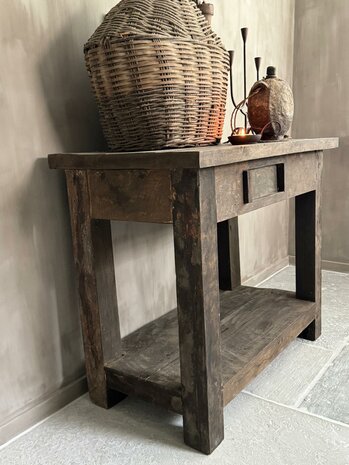 Old Farm sidetable  Aura Peeperkorn  (afhalen) 