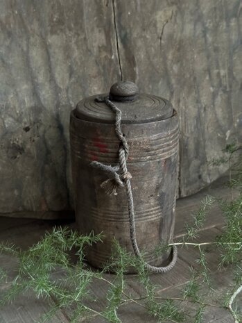 Oude houten kruik met deksel Z22